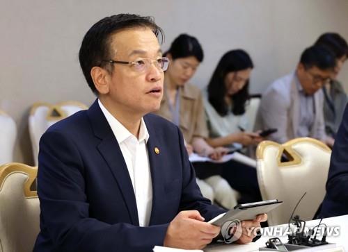 Finance chief vows preemptive responses to looming 'massive external changes' [Yonhap]