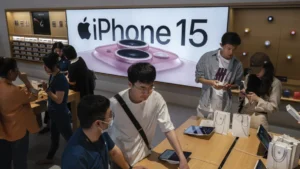 Apple set to report earnings amid headwinds in China and a sluggish stock price [from CNN]